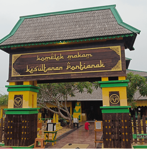 Gapura Kuning Penanda Masuk Makam Batu Layang