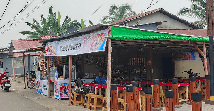 Warung lokal di tepi Sungai Kapuas