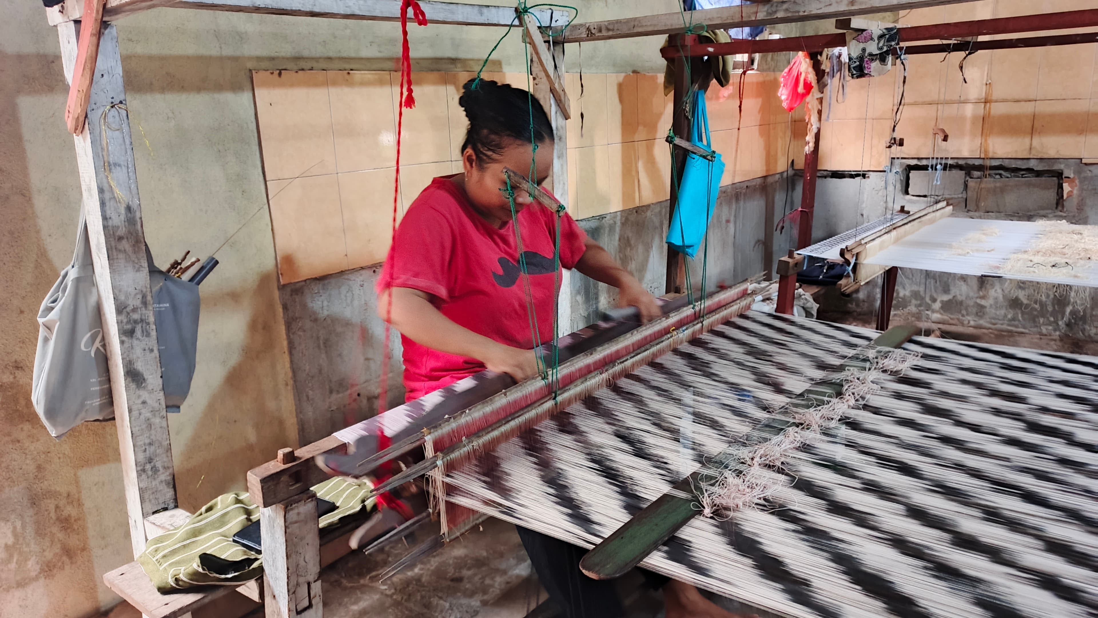 Aktivitas Workshop Tenun di Rumah Warga Kampung Tenun Khatulistiwa