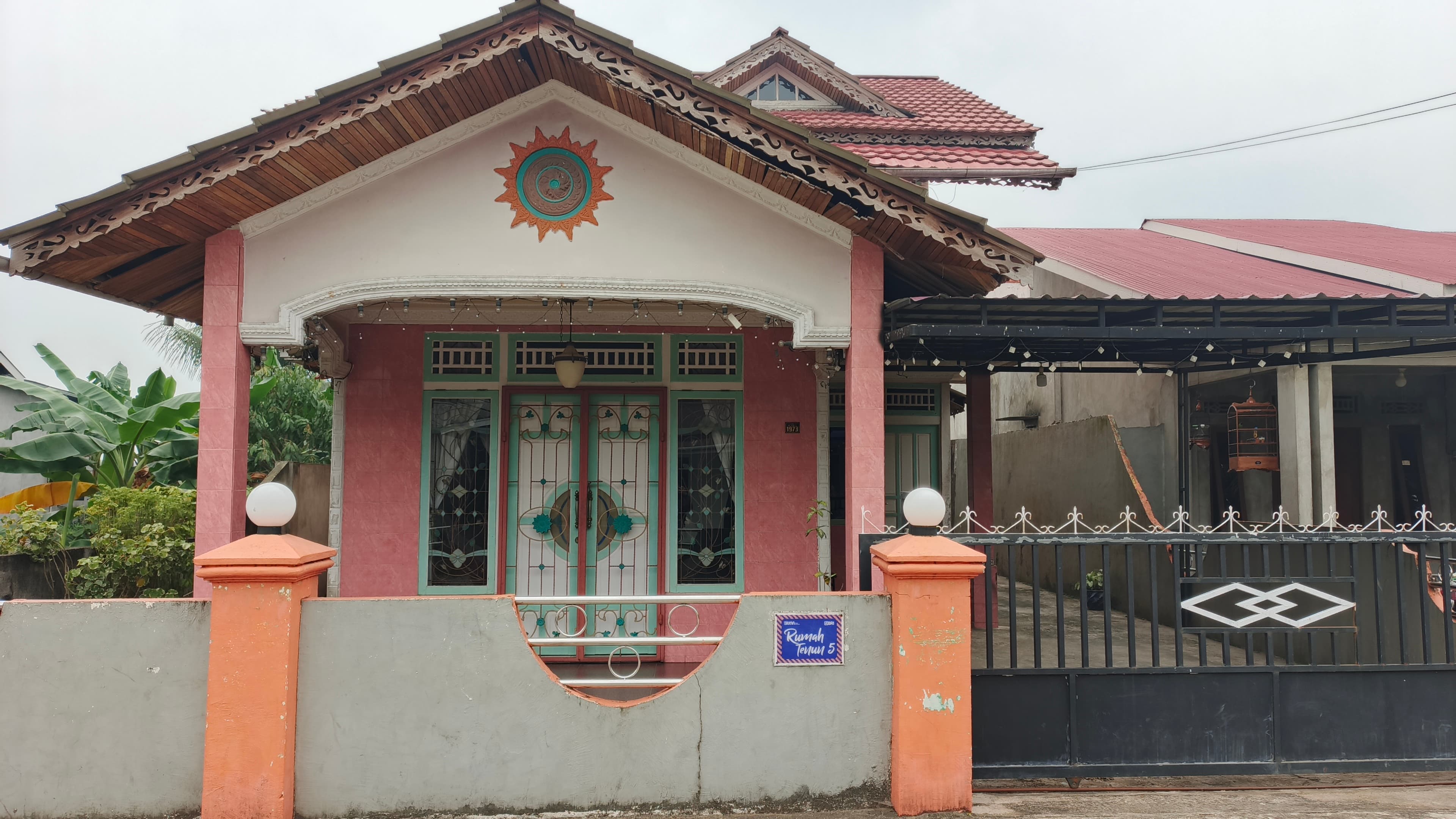 Rumah Warga Sebagai Ruang Tinggal dan Belajar di Kampung Wisata Tenun
